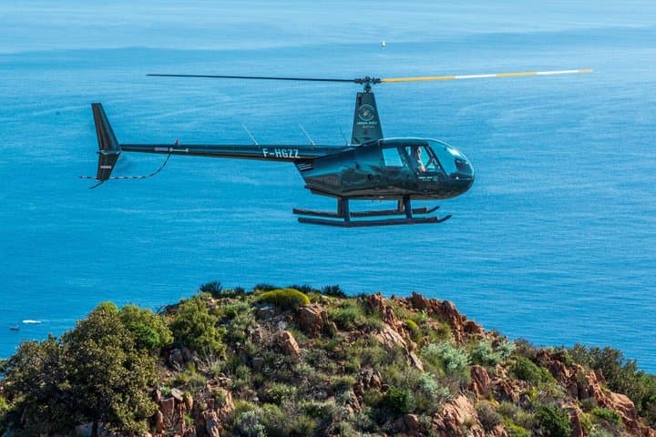 Cannes - Helicopter flight piloting initiation 25 min