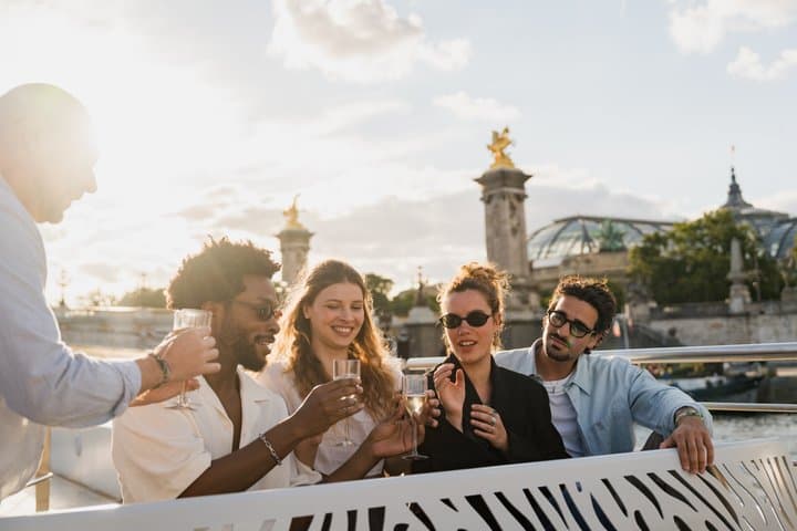 Bateaux Mouches® Sightseeing Cruise in Paris with Champagne